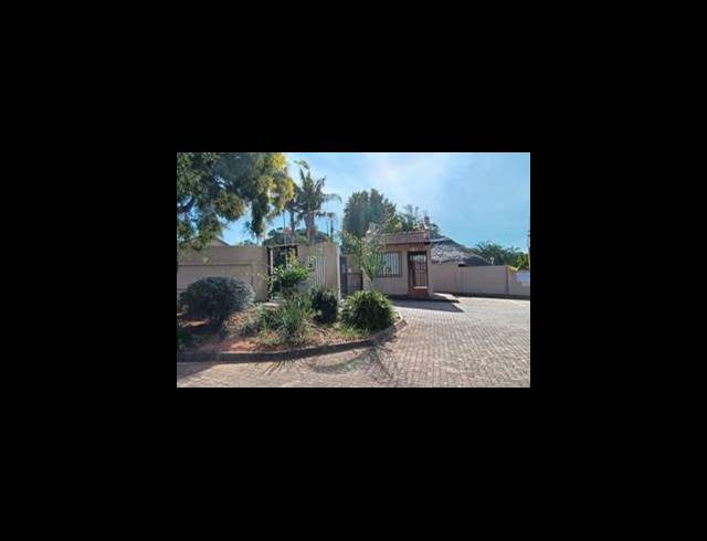 2 BEDROOM TOWNHOUSE FOR SALE IN KINGSVIEW EXT 1